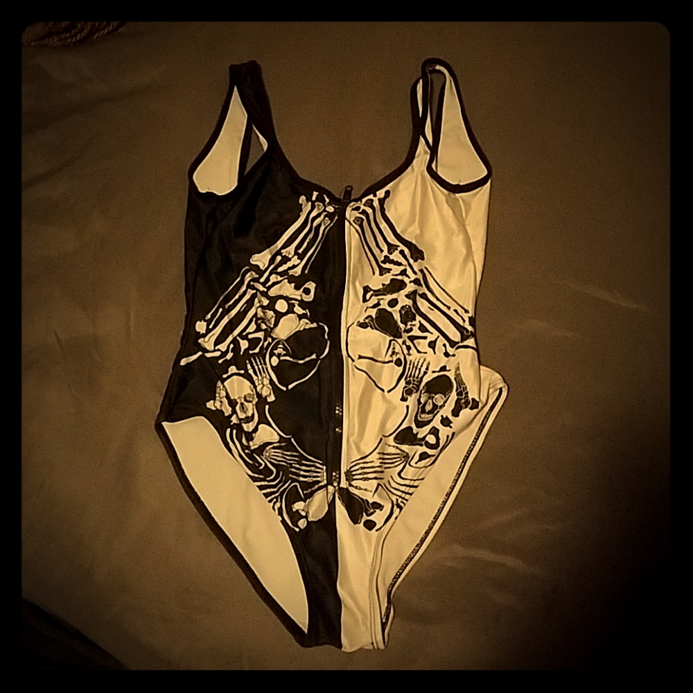 PERFECT COND.  HOTTOPICS ZIPUP SWIMSUIT! SKULLS!